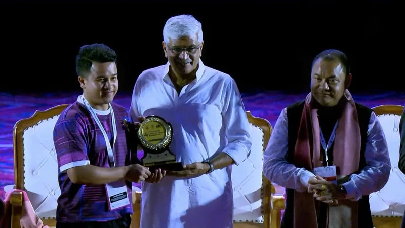 JDE receiving the award